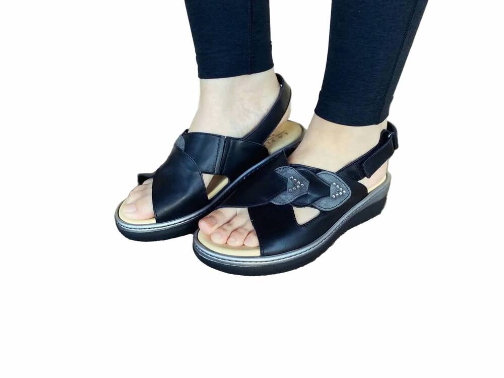 NEW ERIC MICHAEL women's orchid sandal in black